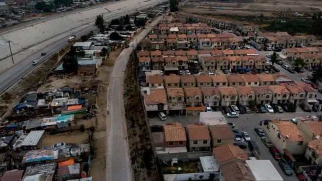 En América Latina, donde las ciudades capitales están rodeadas por enormes círculos de pobreza, las estrategias sanitarias de las autoridades no pueden ser las mismas que se aplican en Europa.