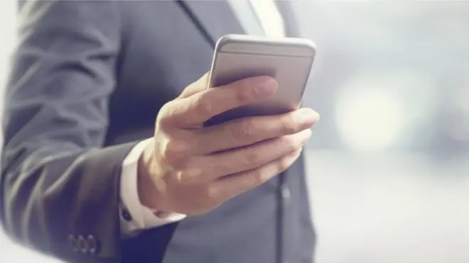 Чоловік тримає смартфон