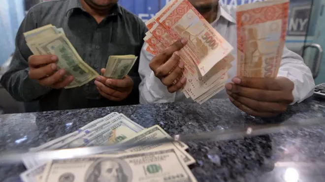 پاکستانی روپے اور ڈالر کے نوٹ