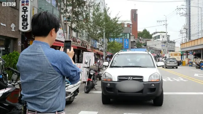 불법주차 신고 스마트폰 앱 사용 모습