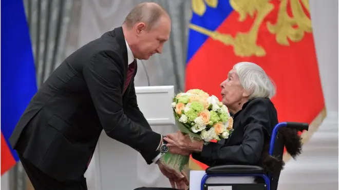 Президент России Владимир Путин вручает главе МХГ Людмиле Алексеевой государственную премию за выдающиеся достижения в области правозащитной деятельности, 2017 год