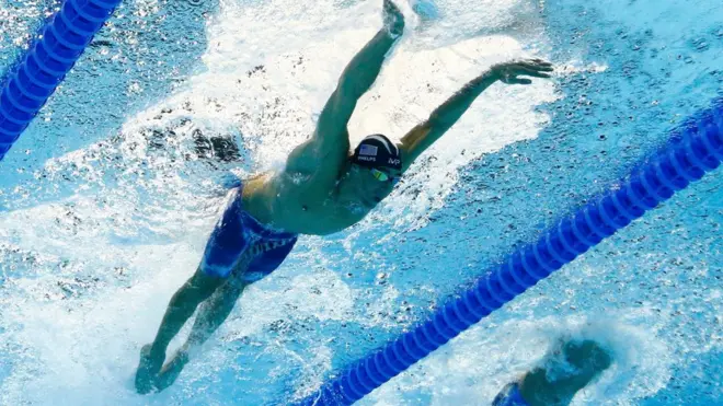 Michael Phelps nadando el estilo mariposa en Río.