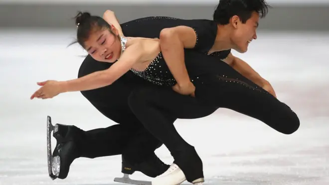 La rutina libre la ejecutan siguiendo los compases de una de sus bandas musicales favoritas, Los Beatles.