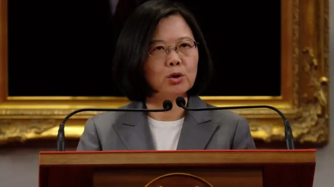 2018年蔡英文指，现在不是国民党与民进党比较两岸政策的时候，呼吁双方要团结，"守住主权的共同底线"。