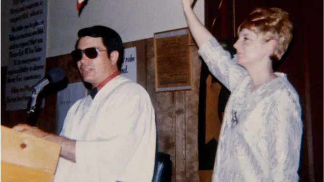 جِم جونز اپنی بیگم کے ہمراہ