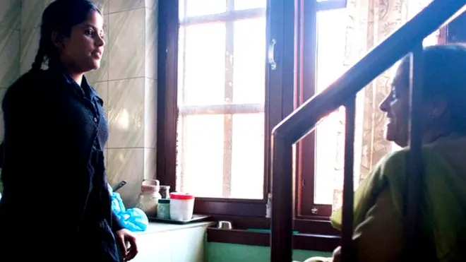 माहवारी के बारे में अपनी मां को बताती एक लड़की