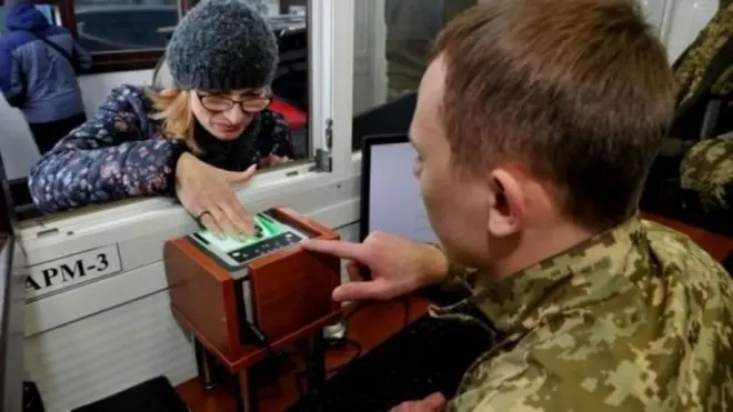 Украинские пограничники утверждают, что никакие решения, запрещающие гражданам страны покинуть Украину, в последнее время не принимались