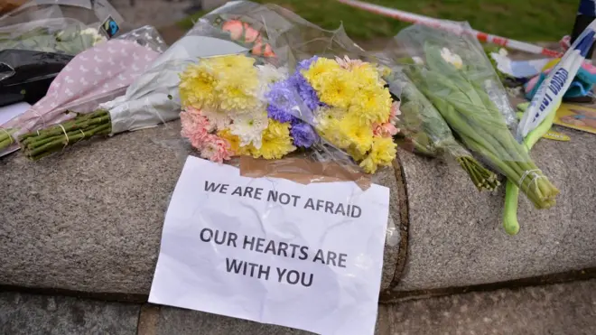 "Мы не боимся. Наши сердца с вами", - надпись рядом с цветами на Вестминстерском мосту в Лондоне