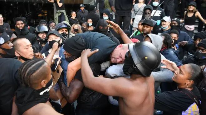 الاحتجاجات في لندن تحولت في جانب منها إلى العنف