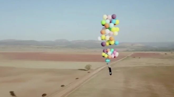 Весь полет британец сидел в складном кресле, привязанном к сотне воздушных шаров