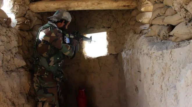 افغان چارواکي وايي، له طالبانو سره په جګړه کې درې سرتېري وژل شوي او شپږ ټپیان شوي دي.