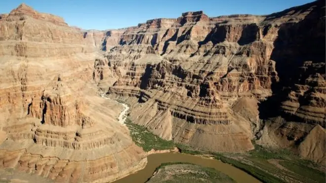 Ụgbọelu helicopter danyere n'ime Grand Canyon