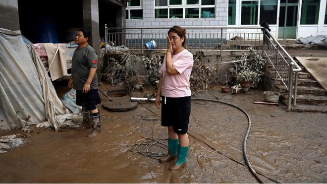 洪灾后回家的涿州居民