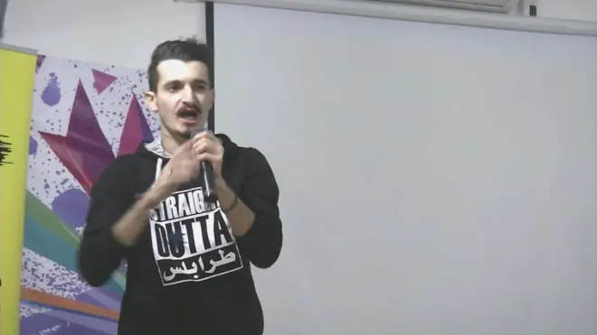 مقهى في شارع كان خط تماس في طرابلس شمالي لبنان يتحول الى ملتقى بين الشباب للتقريب بينهم