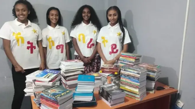 መጽሐፎቹን የሚያሰባስቡ ወጣቶች