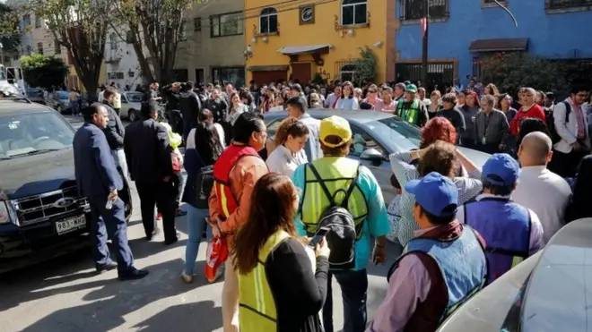 Algunos edificios en Ciudad de México fueron desalojados durante el sismo.
