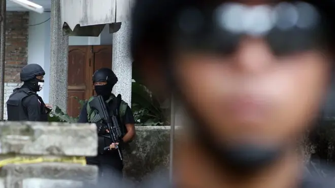 Terduga teroris disebut polisi melakukan perlawanan dengan melempar bom dan menembak aparat.