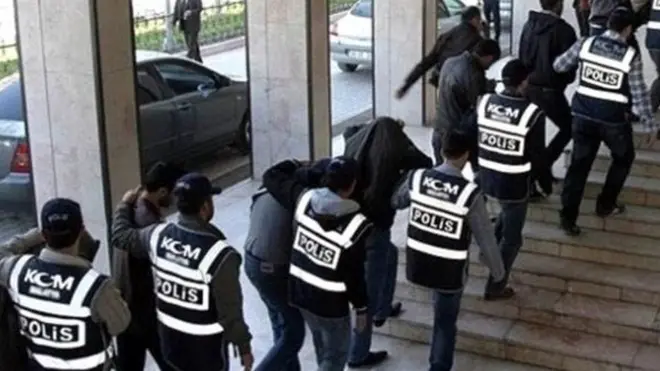 Gözaltına alınan emniyet mensupları (Arşiv)