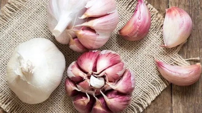 大蒜有消炎和降低膽固醇和高血壓的作用。