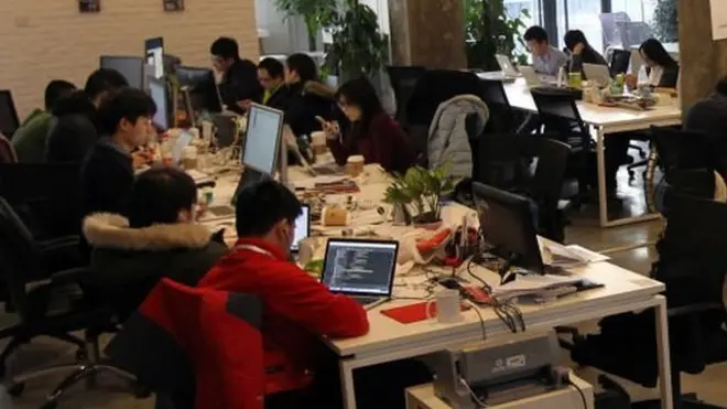 加班文化在中國互聯網公司非常普遍。圖為北京中關村的一家創業公司。