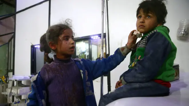 نشطاء يقولون إن المقاتلات الحربية واصلت قصف الغوطة الشرقية طوال يوم الجمعة