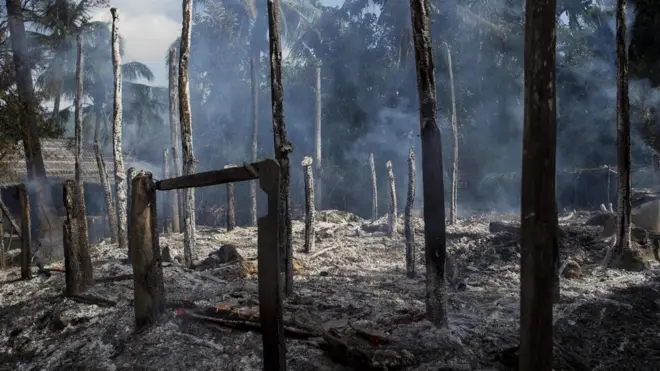 Rumah-rumah milik kelompok minoritas Rohingya di Desa Wa Peik, Distrik Maungdaw dibakar pada Oktober 2016.