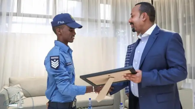 ጠቅላይ ሚንስትር ዐብይ አሕመድ ለሲራጅ አብዲላ የምስክር ወረቀት ሲያበረክቱ