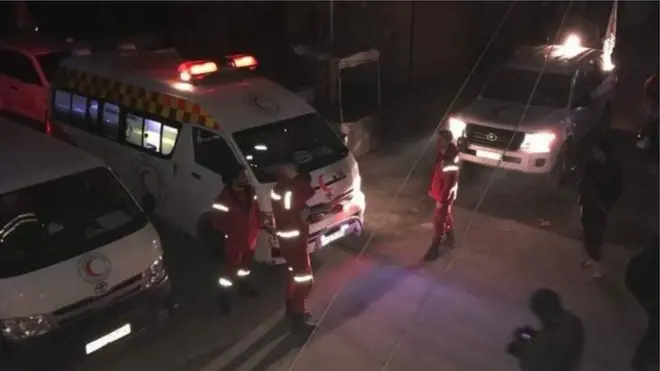 Komite Internasional Palang Merah menerbitkan foto-foto ambulans yang dibawa untuk melancarkan evakuasi.