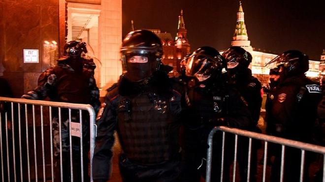 Сотрудники полиции на фоне Кремля