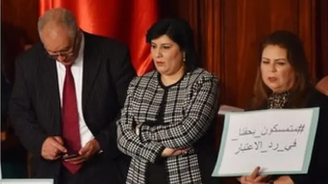 عبير موسي ونواب من حزبها يعتصمون في منصة البرلمان
