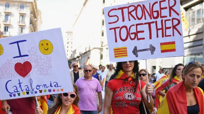 Ratusan ribu orang turun ke jalan-jalan untuk mendukung Catalunya tetap menjadi bagian dari Spanyol.