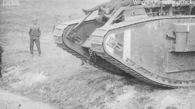 Архивски снимци су комбиновани са оригиналним интервјуима са војницима