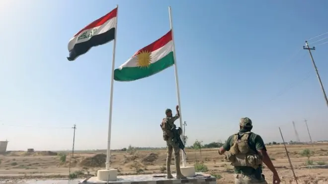 جندي عراقي يرفع العلم العراقي