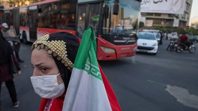 Tehranda əli bayraqlı qadın