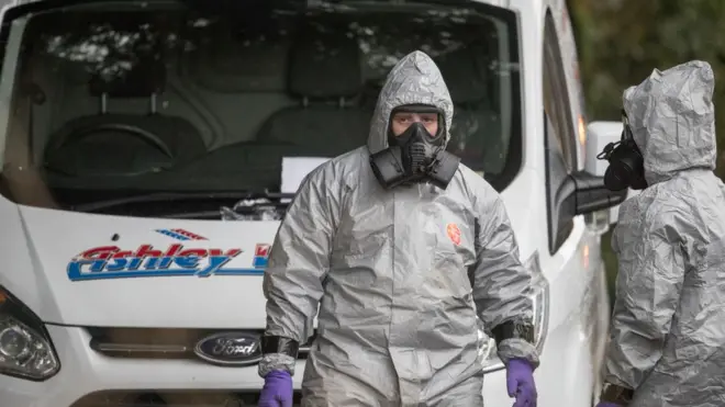 Слідчі у захисних костюмах збирають докази у справі Скрипаля, 12 березня 2018