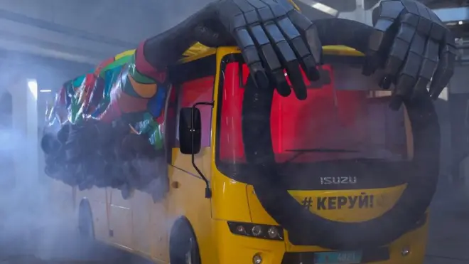 Автобус виглядає так, нібито за кермом нікого немає