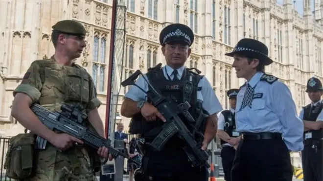 برتانوي پوځیان له پولیسو سره یو ځای د امنیت ساتلو پر دنده ګومارل شوي