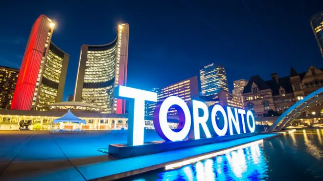 Un aviso que dice "Toronto" en la ciudad canadiense.