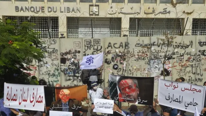 لبنانيون يتظاهرون على الأزمة عام 2019