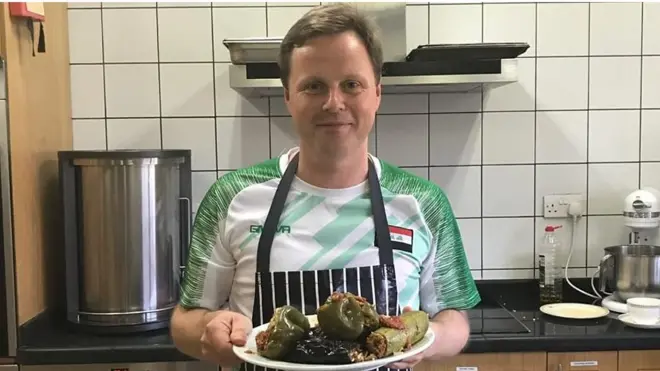 سفير بريطانيا في بغداد يشغل الانترنت بطبخ أكلات العراقية