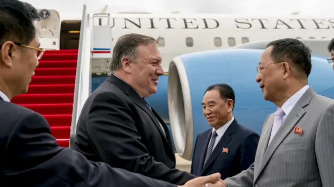 평양에 도착한 마이크 폼페오 미 국무장관을 북한의 김영철 노동당 부위원장(가운데)과 리용호 외무상 등이 맞이했다