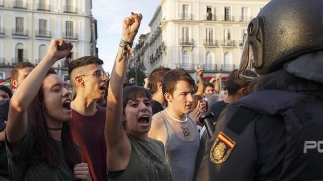 Молодежь во время протестов после референдума о независимости Каталонии