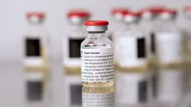 หลายประเทศมีการใช้ยาโมโนโคลนอลแอนติบอดีเพื่อรักษาโรคโควิด-19 โดยมีชื่อทางการค้าที่แตกต่างกันไป