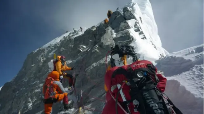 ภาพในอดีตของฮิลลารี สเต็ป (Hillary Step) ด่านอุปสรรคสุดท้ายก่อนขึ้นถึงยอดเอเวอเรสต์