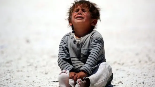 රකා නගරයේ පවතින ගැටුම් හේතුවෙන් සාමාන්‍ය වැසියන් දහස් ගණනකට උන්හිටිතැන් අහිමි වී තිබේ