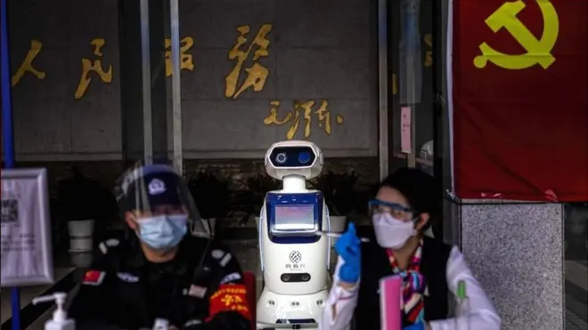 中国采取了极为严格的防疫措施，世界卫生组织访华专家组组长布鲁斯•艾尔沃德说，虽然别国也可以作出同样的努力，但是这需要速度，资金，想象力和政治勇气。
