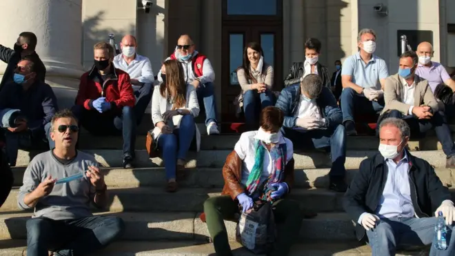 Лидери странака „грађанске" опозиције протестовали су против поступања државе током ванредног стања