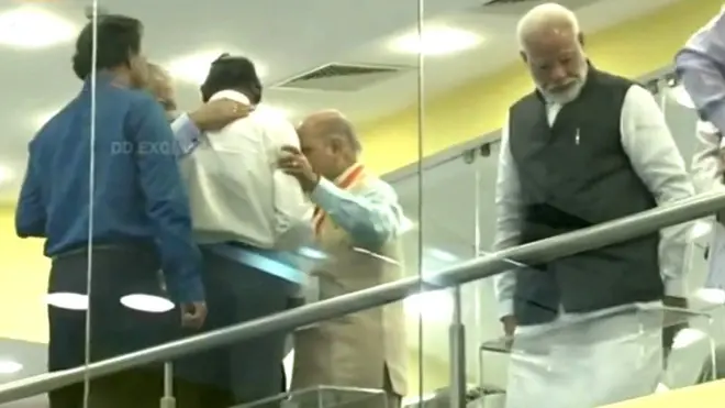 लैंडर से संपर्क टूटने के बाद इसरो चीफ़ का मनोबल बढ़ाते पूर्व इसरो प्रमुख और अन्य