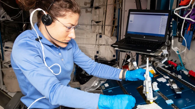 La ingeniera de vuelo Christina Koch, de Estados Unidos, en el complejo orbital. Los hongos son tan resistentes que viajarían con en una futura misión a Marte.