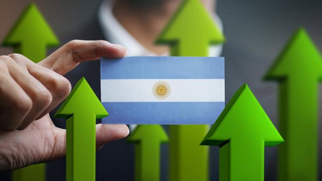 Bandera argentina con flechas hacia arriba.